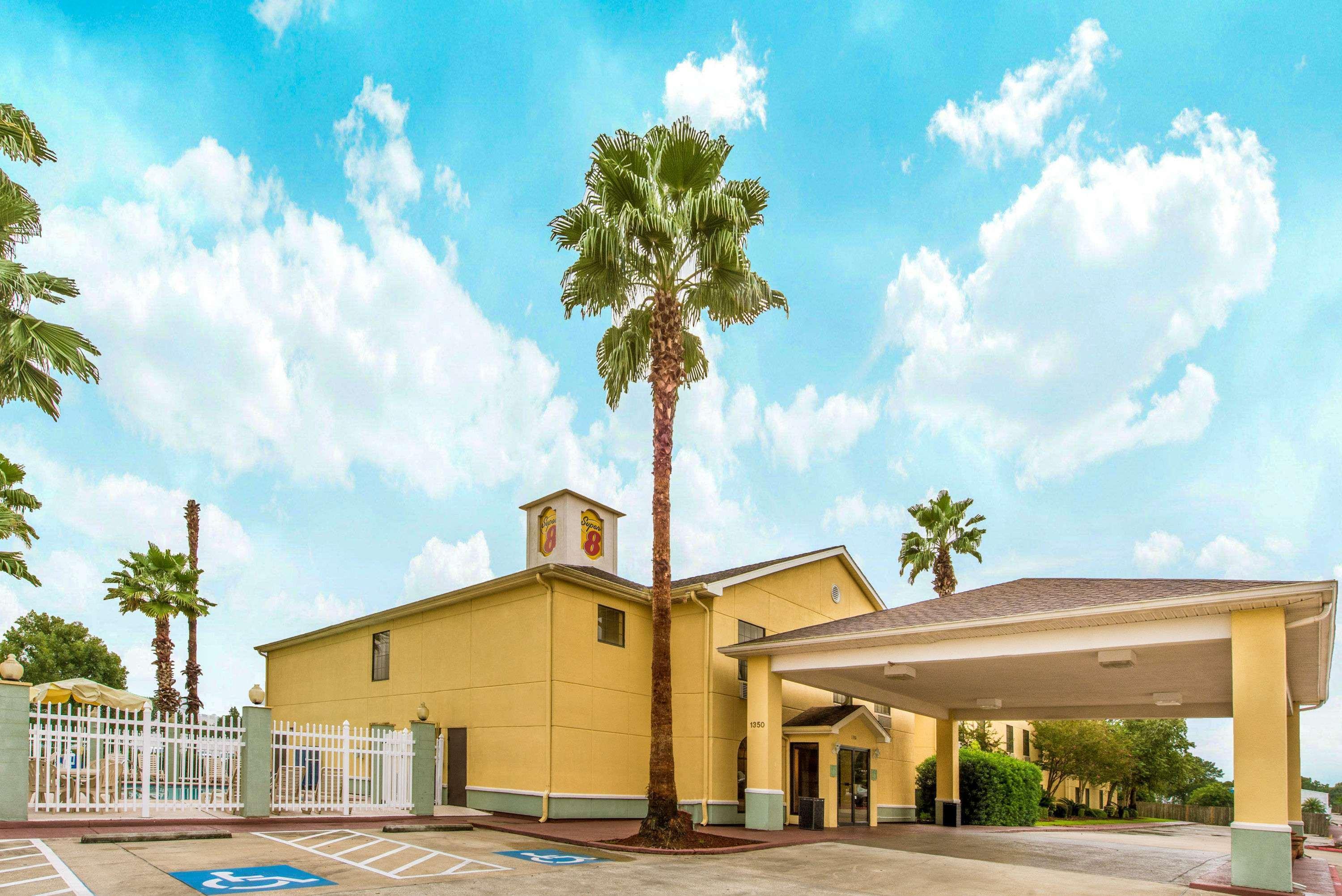 SUPER 8 BY WYNDHAM LAKE CHARLES/SULPHUR HOTEL ::: LAKE CHARLES, LA :::  COMPARE HOTEL RATES